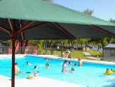 pool_green_umbrella.jpg (192123 bytes)